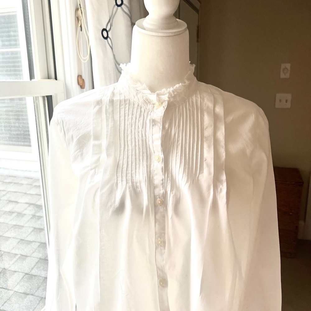 Gap women’s white ruffle neck tuxedo shirt. Size small.